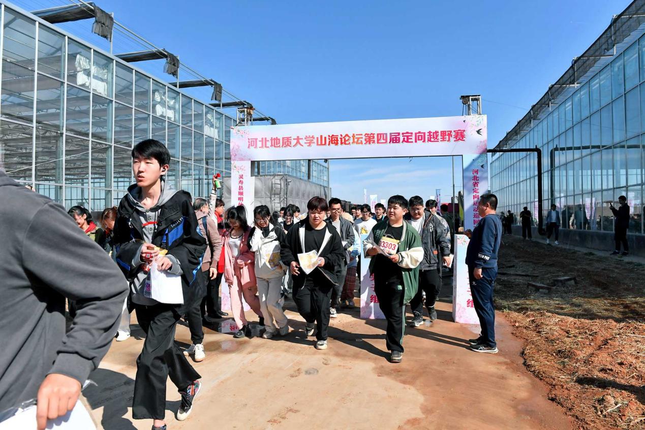 一群人站在建筑前描述已自动生成
